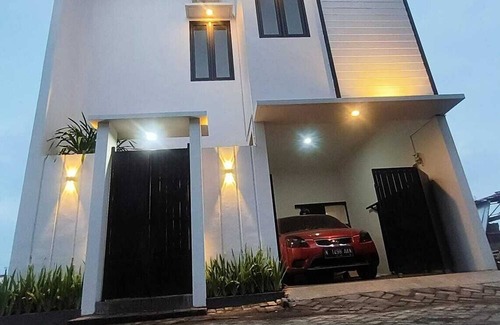 Sidomulyo Casa | VILLA ARSY : 3 Bedrooms with AC for comfort and freshness in Batu City,East Java