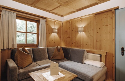 Alpendorf Apartamento | Comfortable and lovingly furnished apartment with a sunny balcony.