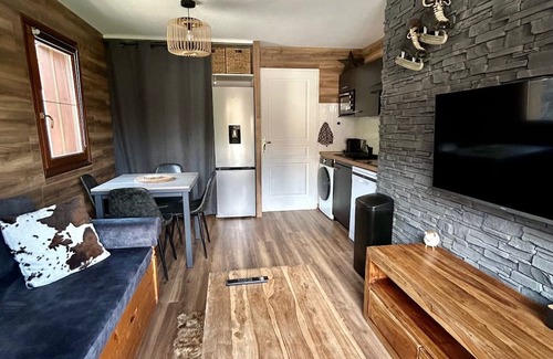Flumet Apartamento | Apartment at the foot of the slopes, swimming pool, sauna, linen included and pets allowed.