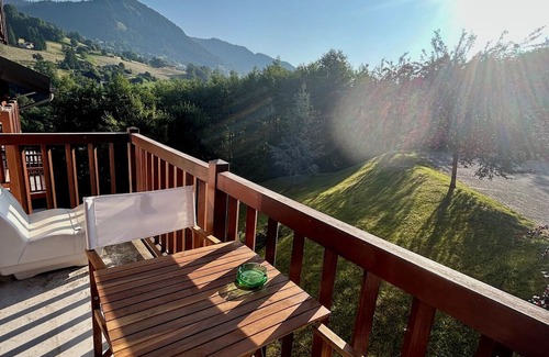 Flumet Apartamento | Apartment at the foot of the slopes, swimming pool, sauna, linen included and pets allowed.