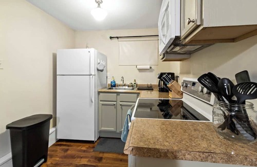 Maplewood Apartamento | Ground-Floor Forest Park Studio | Parking, Washer/Dryer & Fast Wi-Fi