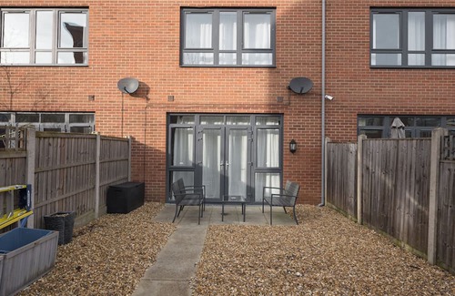 Bletchley Casa | Ashland House - close to Stadium and Shopping Centre
