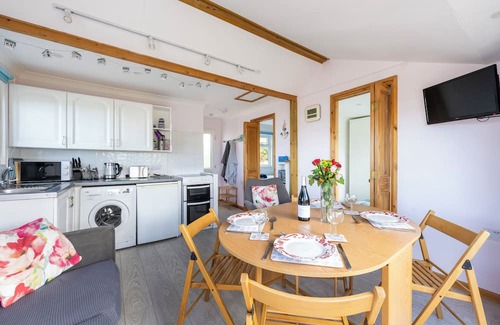 Hayle Chalet De Esquí | ChyAnTowan - Two bedroom beach chalet 5 minute walk across dunes to Hayle Beach