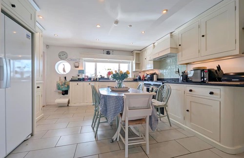 Emsworth Cabaña | Mill Pond House - Sleeps 8 guests in 4 bedrooms