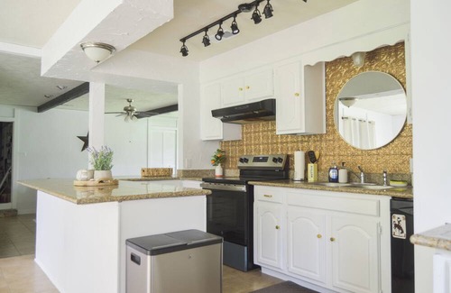 Montgomery Casa | Gorgeous 10 Acre Farmhouse + Lake Conroe Area + Private Pond
