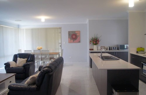 Baldivis Casa | Spacious 4 Bedroom Baldivis Home – Sleeps 8 Comfortably