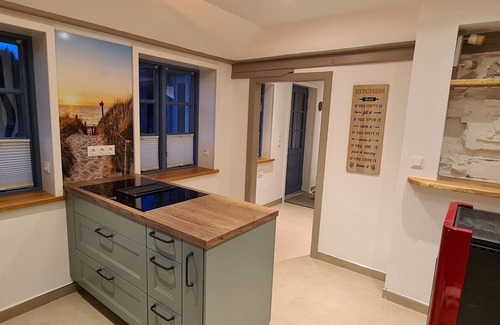Windbergen Casa | Watt'n Glück - Barrier-free thatched-roof vacation home North Sea, mudflats, wind & waves