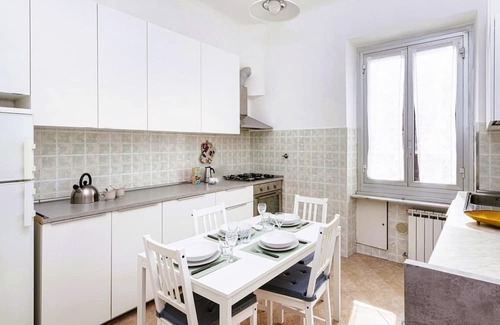 San Teodoro Apartamento | Cozy 80 sqm apartment, ideal for 5 people, located on the fifth floor of a building with a lift (NOT suitable for disabled people).The property is located in a residential area of ​Genoa, well served and complete with all comforts. The location is s
