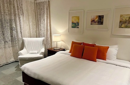 Bhopal Cama Y Desayuno | The Studio Cottage - Deluxe 3-bedroom Bed & Breakfast in Bhopal