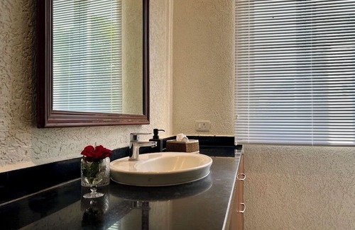 Bhopal Cama Y Desayuno | The Studio Cottage - Deluxe 3-bedroom Bed & Breakfast in Bhopal