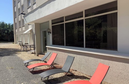 Saint-Paul en Jarez Casa | 3-star hotel in a quiet setting. All rooms are air-conditioned.