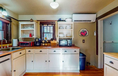 Old Bend Casa | Charming Bungalow in Walkable Old Bend