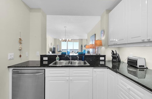 Navarre Beach Condominio | **NEW** Sleeps 6 w/ Beach Chair Service /Gulf Front and Sunset Views /10th Fl