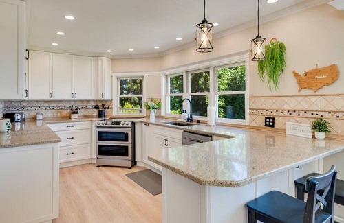 Poulsbo Casa | Evergreen View Retreat Sleeping up to 16