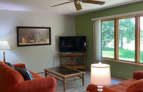 Battle Lake Casa | Spacious 4-bedroom house overlooking hole 2 of Balmoral golf course.