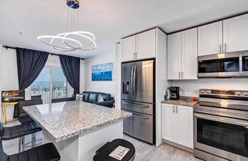 Marathon Apartamento | Modern, Oceanfront Views Apartment in Marathon with a pool and a marina