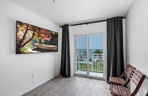 Marathon Apartamento | Modern, Oceanfront Views Apartment in Marathon with a pool and a marina