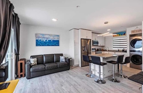 Marathon Apartamento | Modern, Oceanfront Views Apartment in Marathon with a pool and a marina