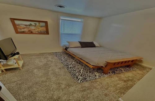 Lansing Casa | Cozy Clean Convenient Casita
