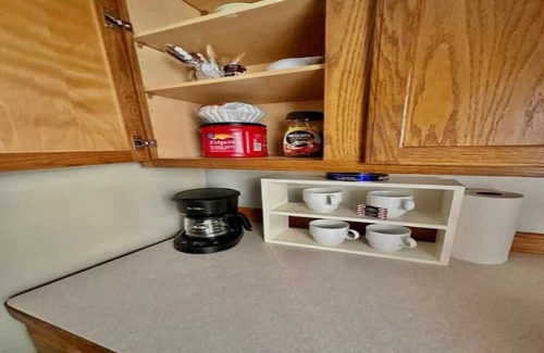 Lansing Casa | Cozy Clean Convenient Casita
