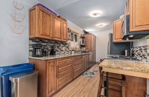 Drayton Plains Apartamento | AMAZING 1 Acre Lakefront 3b/2b Apt w/Access to 4 Lakes, peaceful, boats galore!