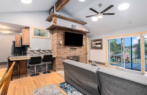 Drayton Plains Apartamento | AMAZING 1 Acre Lakefront 3b/2b Apt w/Access to 4 Lakes, peaceful, boats galore!