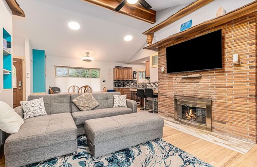 Drayton Plains Apartamento | AMAZING 1 Acre Lakefront 3b/2b Apt w/Access to 4 Lakes, peaceful, boats galore!