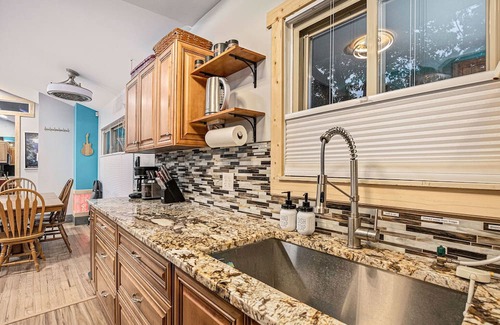 Drayton Plains Apartamento | AMAZING 1 Acre Lakefront 3b/2b Apt w/Access to 4 Lakes, peaceful, boats galore!