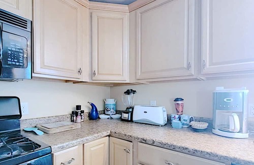 Hull Casa | The Ultimate Summer Getaway! Beach Cottage with Bay views, Wifi, & AC.