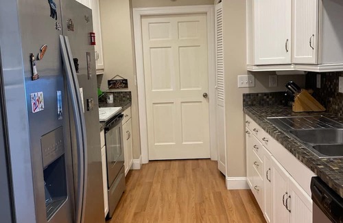 Dixie - Berryhill Apartamento | Lakefront Private Basement Suite in Charlotte with Spectacular Sunset Waterfront