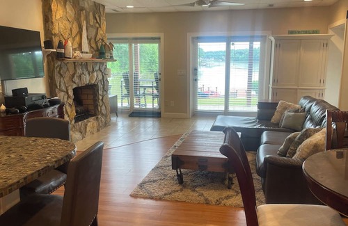 Dixie - Berryhill Apartamento | Lakefront Private Basement Suite in Charlotte with Spectacular Sunset Waterfront