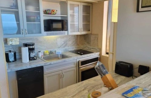 Northeast Virginia Beach Complejo | Four Sails Resort Oceanfront condo with 2 Oceanfront Balconies