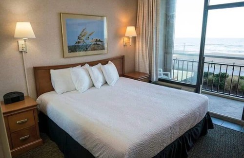 Northeast Virginia Beach Complejo | Four Sails Resort Oceanfront condo with 2 Oceanfront Balconies