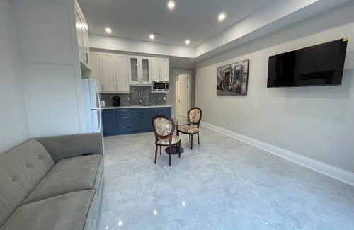 Thornhill Casa | Luxury Suite in New Custom Home