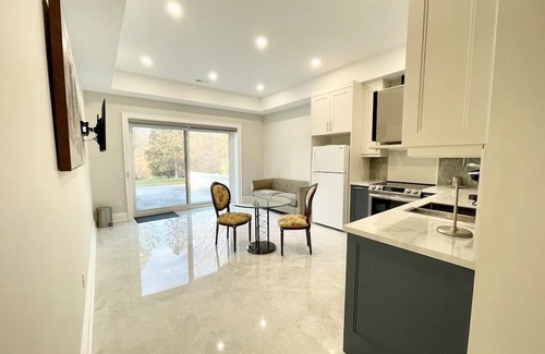 Thornhill Casa | Luxury Suite in New Custom Home