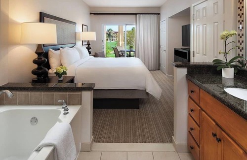 Palm Desert Condominio | 2-bedroom condo in marvelous Palm Desert with AC, WiFi, fitness room
