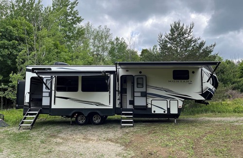 Canandaigua Casa | Canandaigua Lake access via 3 private beaches and park - RV with AC, hot tub
