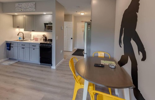 Lincoln Apartamento | Riverside Condo with Amenities