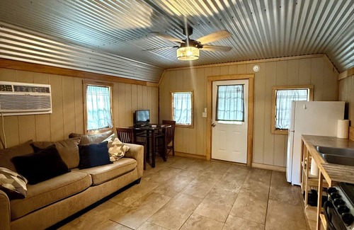 Andalusia Cabina | Comfy cabin located in Andalusia, AL
