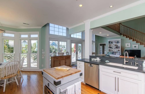Edisto Island Casa | Casa Del Sol-Ocean View Home One Block from Beach Access-Free WiFi,Screened Porch,Crow's Nest
