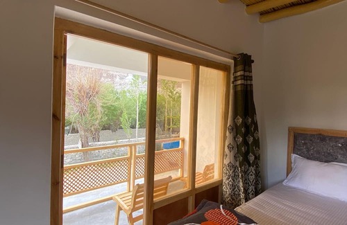 Leh Cama Y Desayuno | Welcoming bed & breakfast with WiFi in charming Hunder