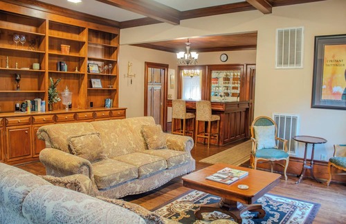 Clinton Cabaña | The Violet Cottage - Downtown Clinton