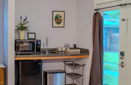 Clinton Cabaña | The Violet Cottage - Downtown Clinton