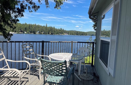 Newport Cabina | 3-bedroom lakefront cabin with WiFi, AC and a private dock. Bring the family!