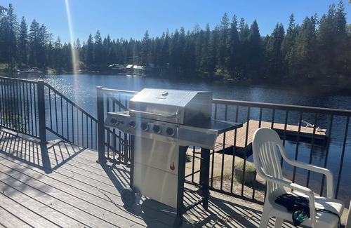 Newport Cabina | 3-bedroom lakefront cabin with WiFi, AC and a private dock. Bring the family!