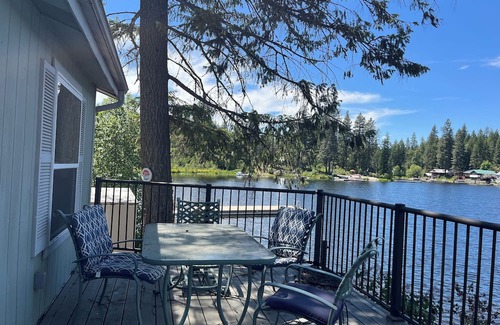 Newport Cabina | 3-bedroom lakefront cabin with WiFi, AC and a private dock. Bring the family!