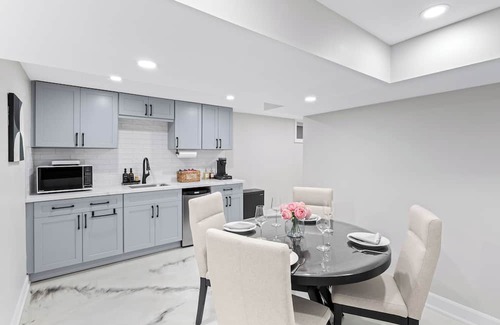 Niagara Falls Casa | Full Home in Niagara · Exclusive Spa Retreat
