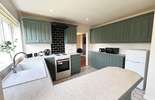 Yeovil Casa | Modern 3-Bed Home in Yeovil with Free Private Parking Wi-Fi & Garden