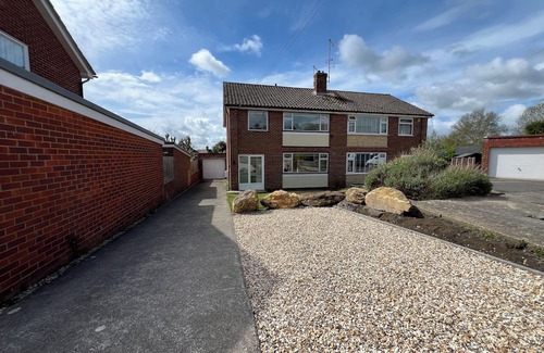 Yeovil Casa | Modern 3-Bed Home in Yeovil with Free Private Parking Wi-Fi & Garden