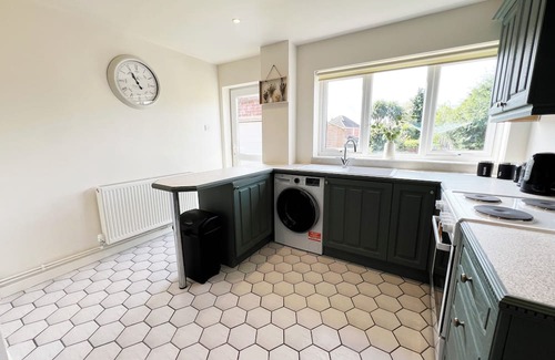 Yeovil Casa | Modern 3-Bed Home in Yeovil with Free Private Parking Wi-Fi & Garden